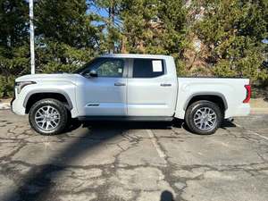 Toyota Tundra Híbrida 2024 Edición 1794 Muy Cuidada, Cabina CrewMax 4WD, Asientos de Cuero, Techo Panorámico, Pantalla Táctil - Product Image 2