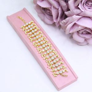 Exclusivo Brazalete con Acabado Dorado y Piedras Kundan de Primera Calidad para Bodas y Compromisos, Colección para Fiestas, para Mujer - Product Image 1