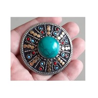 Grande broche ronde ethnique faite à la main broche pendentif pierre centrale de couleur ambre Tribal Kuchi Design avec turquoise pour les mariages