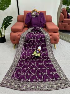 Sari de seda satinada de diseño japonés con hilo impresionante y bordado de lentejuelas con trabajo de diseñador y blusa a juego - Product Image 2