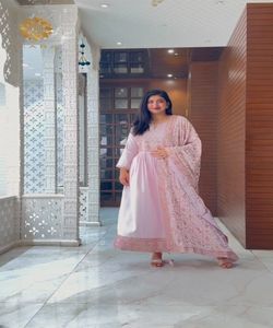 Ropa Africana Hermoso diseño de boutique árabe Gharara Casual Long Off White Tenedor Estilo Negro Dos piezas Dupatta - Product Image 1