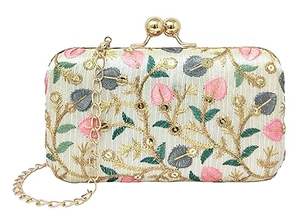 Elegante bolso de mano con bordado de boda Bolso de mano de seda bordado de diseño tradicional con detalles florales al precio más barato - Product Image 4