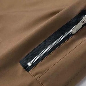Chaqueta de bombardero de satén moderna OEM para hombres con punto de hombro suave y chaqueta de invierno con cremallera frontal duradera - Product Image 6