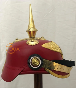 Casco Decorativo Estilo Vintage con Púas, Acabado en Cuero Rojo y Detalles de Latón para Decoración del Hogar - Product Image 4