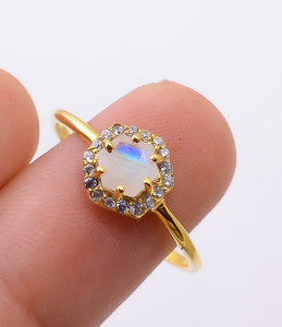 Bague en pierre de lune |   Monture sertie de pierres, design vintage |   Bijoux en argent sterling 925 plaqué or |   Cadeau pour maman et sœur - Product Image 2