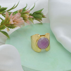 แหวนหยกสีม่วงดูอา ชุบทอง 18K เครื่องประดับอัญมณีทันสมัยสำหรับโอกาสครบรอบแต่งงาน งานเลี้ยง และงานปาร์ตี้ สำหรับทุกเพศ - Product Image 1