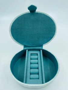 Organisateur de bijoux en tissu de velours de luxe de forme ovale floral, brodé à la main, couleur et taille personnalisées, boîte de rangement de 0 à 1 L de capacité - Product Image 3