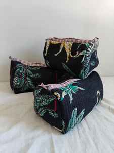 Ensemble de 3 trousses de maquillage matelassées en coton et étuis avec sac de voyage - Organisateur imprimé jungle noir - Product Image 2