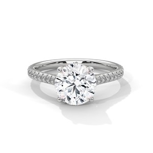 Anillo Solitario de Moissanita con Corte Brillante Redondo de 2.0 ct y Banda Pavé en Plata de Ley 925 - Product Image 1