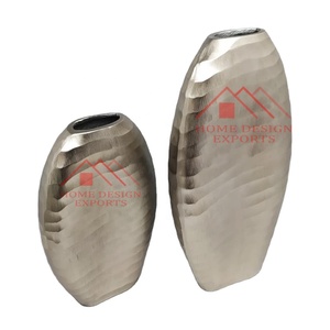 Vase de table en métal, design dernier cri, en aluminium coulé - Product Image 1