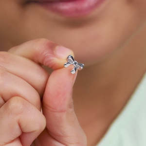 ต่างหูโบว์สีเงินสวยสำหรับเด็กมีดีไซน์ที่หรูหราและขี้เล่น - Product Image 5