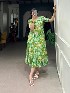 Hermosa ropa ocasional Traje indio de estilo moderno Elegante vestido de rayón con estampado y trabajo de lámina Proveedor mundial a la venta - Product Image 4