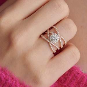 Bague de fiançailles de luxe en forme de croix 1ct Moissanite Silver Wedding Fournisseur OEM ODM Vendeur en gros en ligne à l'exportation - Product Image 2