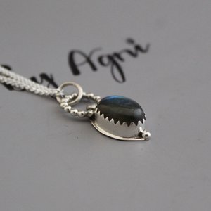 Collier en argent sterling plaqué or avec pendentif en labradorite vintage Cadeau de fiançailles en pierre véritable au design minimaliste - Product Image 2