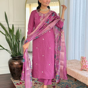 Ensemble de vêtements ethniques pour femmes, Kurti en soie Chanderi de designer indien pakistanais avec pantalon et dupatta, pour les occasions de fête, de mariage, décontractées, de travail ou formelles - Product Image 1