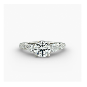 Bague de fiançailles à trois pierres attrayante et élégante avec des diamants de haute qualité pour un design classique mais contemporain - Product Image 1