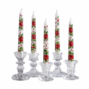 Bougie conique élégante peinte à la main avec de magnifiques motifs floraux de roses rouges, sans fumée, pour les mariages et Noël, base blanche classique - Product Image 1