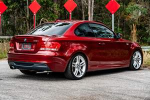BMW 135i Coupé 2012 Usado, Sin Reserva, Transmisión Manual de 6 Velocidades, Paquete M Sport, Rojo Metálico Vermillion, Sin Modificar - Product Image 3
