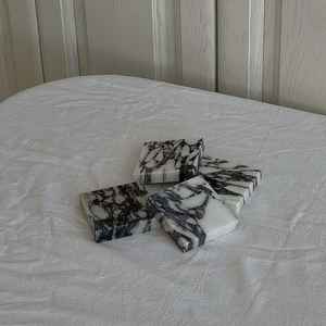 ชุดจานรองแก้วหินอ่อน Calacatta Viola ทำมือ 2 ชิ้น ของขวัญสุดหรู - Product Image 2