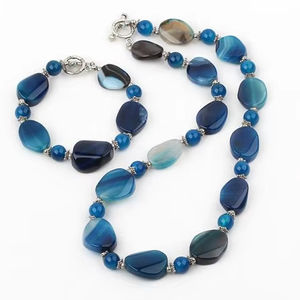 Collier pendentif en résine à la mode bijoux de déclaration pour les femmes conception disponible collier de femmes en résine - Product Image 1