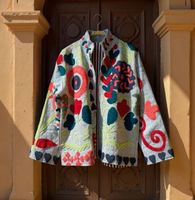 Veste d'hiver pour femmes de haute qualité faite à la main avec broderie Suzani, manteau en tissu TNT court, style et design de robe
