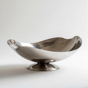 Plateau design LuxeHorizon en aluminium brossé avec des coins polis profonds et des courbes douces et une sensation royale pour l'hébergement - Product Image 1