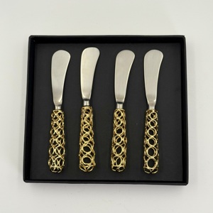 Nouveaux modèles de couteaux à beurre en métal robuste, finition argentée, avec poignées uniques et fantaisistes plaquées or, de conception originale. - Product Image 6
