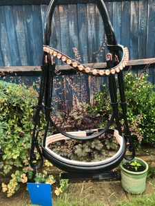 Ivy EQ Rose Gold Pink Equestrian Horse Brida Full Black Leather Diseño anatómico - Product Image 5