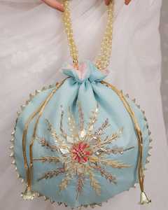 Sac Potli indien 2025 au design exclusif et à broderies magnifiques, utilisé pour la maison, sacs de soirée brodés pour femmes - Product Image 2