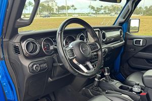 Jeep Wrangler Unlimited Rubicon 392 4x4 2021 Usado en Excelentes Condiciones, 470 hp, Motor Hemi V8 de 6.4 Litros, Color Azul Perla Hidrográfico, Propiedad de un Propietario del Sur - Product Image 4