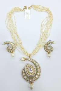 Collier à pendentif Kundan traditionnel moderne avec pierres vertes et boucles d'oreilles parfait pour les demoiselles d'honneur mariées et les looks festifs - Product Image 4