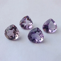 Magnifiques Pierres d'Améthyste Naturelle Taillées en Facettes Qualité AAA Vente en Gros Pierres Libres Tailles Personnalisées Disponibles Forme Cœur Calibrées Troisième Qualité