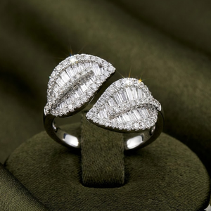 Bague Exclusif Feuille de Diamant Naturel Baguette 1,36 CT Certifié IGI Or Blanc 18K Double Bande Entrecroisée Designer pour la Saint-Valentin - Product Image 1