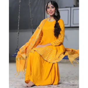 Ensemble de costume de travail en rayonne jaune pour femmes - Product Image 1