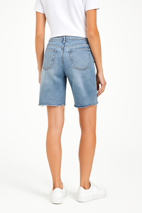 Short en jean taille moyenne personnalisé pour femmes en gros, denim rigide de 10oz, délavé bleu clair, ourlet brut - Product Image 4