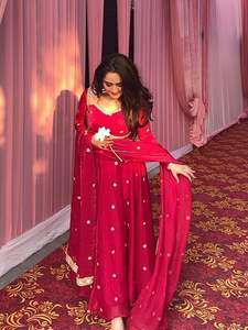 Abito Anarkali Laal Ishq in Pura Seta con Ricami in Filo di Seta e Paillettes, Completo Anarkali con Pantalone e Dupatta con Bordo in Pizzo di Seta Fendy - Product Image 2