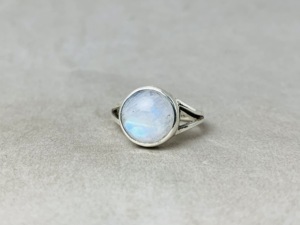 แหวนพลอยมูนสโตนธรรมชาติสีฟ้าสเตอร์ลิง925ตามสั่งทำด้วยมือเครื่องประดับมูนสโตนดีไซน์เนอร์ - Product Image 3