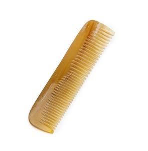 Peine de cuerno hecho a mano con dientes anchos y tacto natural para un fácil desenredado y control de la rotura del cabello a un precio de bolsillo. - Product Image 6