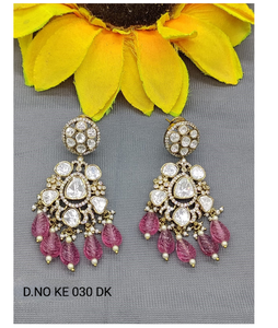 Joyas colgantes chapadas en oro brillante con motivos tradicionales, perfectas para bodas y celebraciones de la India - Product Image 3