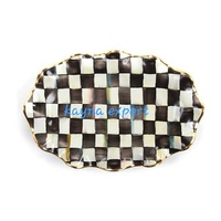 Plat de service élégant en métal poli, motif Damier Courtois, moderne, luxueux et écologique pour les fêtes