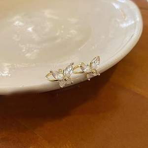 Boucles d'oreilles élégantes et chics en or, clip d'oreille, cartilage, marquise, papillon, cadeau pour les adolescentes en or pur 14 carats, diamant de laboratoire - Product Image 4