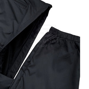 Ensemble coupe-vent léger et décontracté avec tissu lisse et style facile à porter - Product Image 3