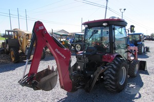 2019 Mahindra 2638 HST รถตักมือสองที่มีคุณสมบัติของโหลดเดอร์ด้านหน้ารวมถึงกระปุกเกียร์หลักส่วนประกอบปั๊มเครื่องยนต์รวมอยู่ด้วย