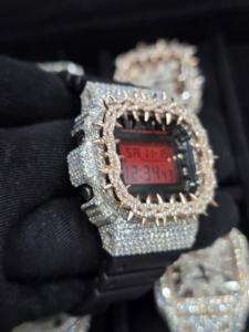 Reloj DW5600 Estilo Hip-Hop de Lujo con Incrustaciones de Moissanita Color D, Bisel con Diamantes Simulados, Certificado por el Probador de Diamantes - Venta al por Mayor - Product Image 3