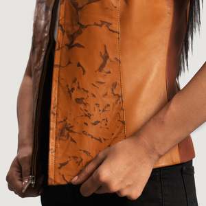Chaleco Largo de Cuero Genuino Bordado Westina para Mujer, Relleno de Algodón Tejido, Decoración de Piel, Abotonado - Product Image 5
