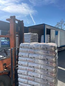 ENplus Certified A1 Grade Pino Pellets de madera de abeto 6mm Briqueta de baja ceniza Mejor precio Suministro a granel Bolsas de 15kg - Product Image 2