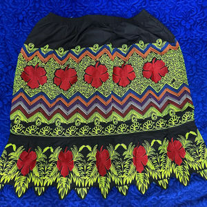 Jupes hawaïennes pour femmes en coton de haute qualité Nouveau style Hawaiian Wear Broderie Fabriqué Pakistan Prix Hawaii Jupes - Product Image 1