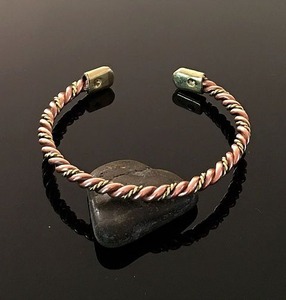 Bracelet en cuivre massif avec une large texture martelée pour soulager l'arthrite guérison méditation bien-être traditionnel fabriqué à la main - Product Image 3