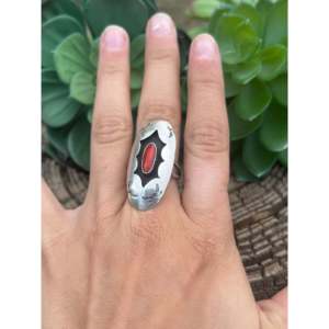 Anillo Vintage Navajo Hecho a Mano con Incrustaciones de Piedras Preciosas, Coral y Plata de Ley, Talla 6, Anillo de Uso Diario - Product Image 2