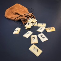Natural Creations Inc. Ensemble de jeu de runes vikings en os de buffle d'eau véritable, pièces de runes Futhark Elder polies blanches, religieuses